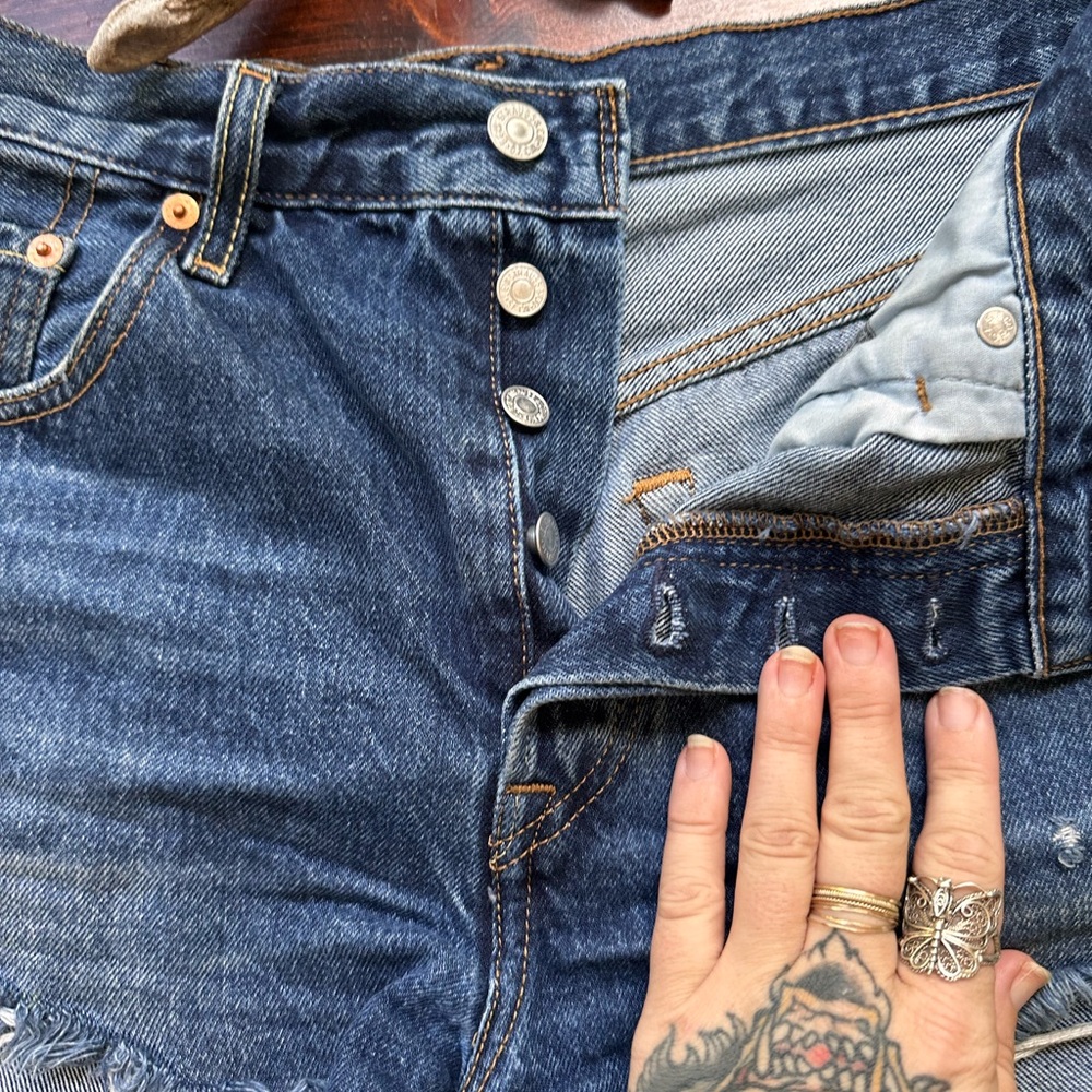 Levi’s 501 cut off shorts - Picture 2 of 3